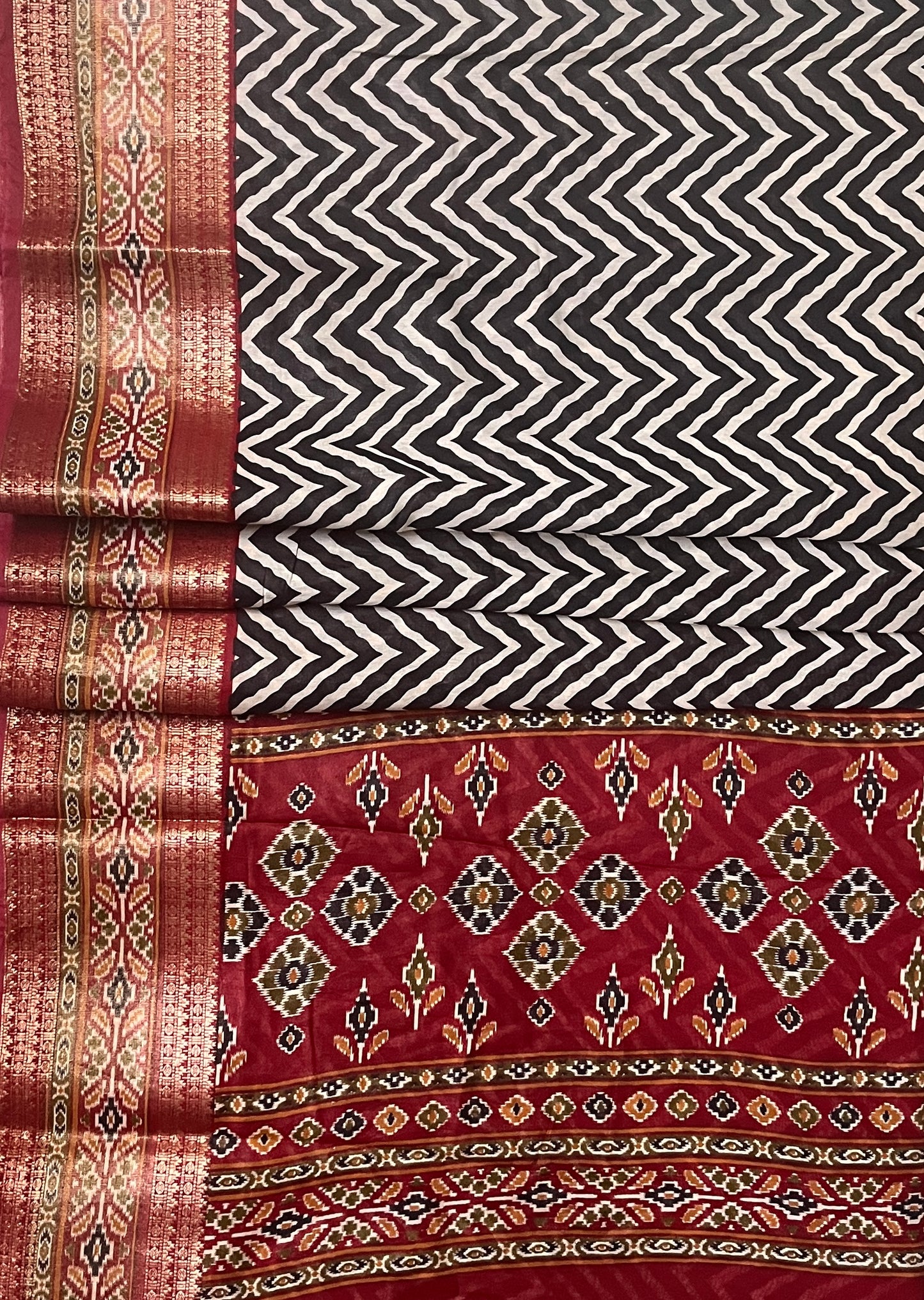 CAS194 - Black & White Chevron printed saree