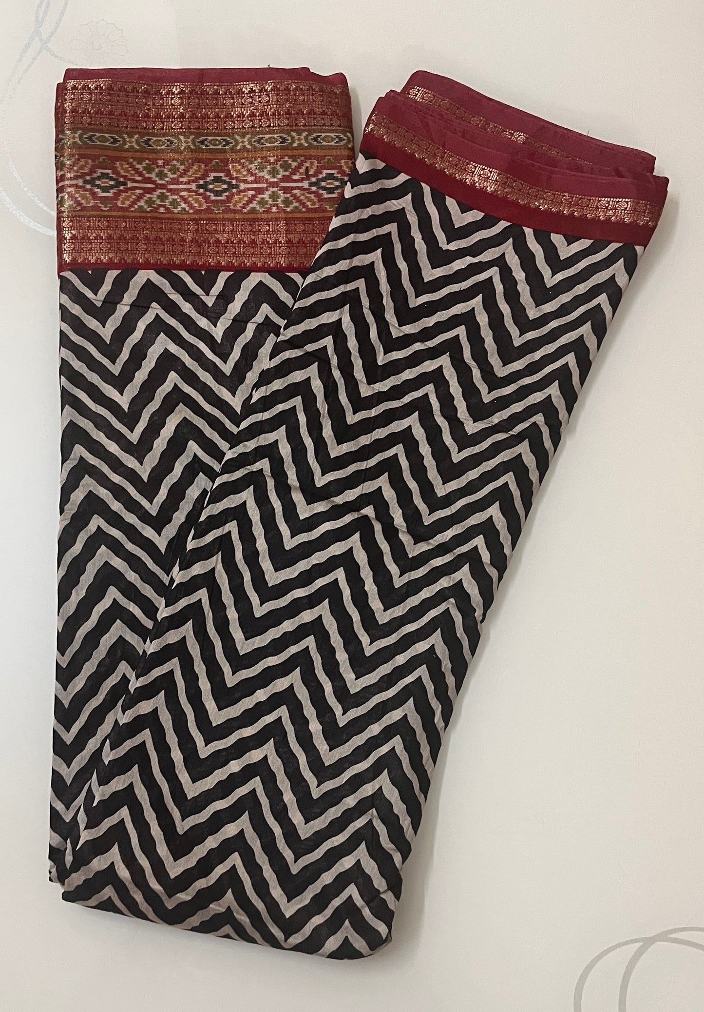 CAS194 - Black & White Chevron printed saree