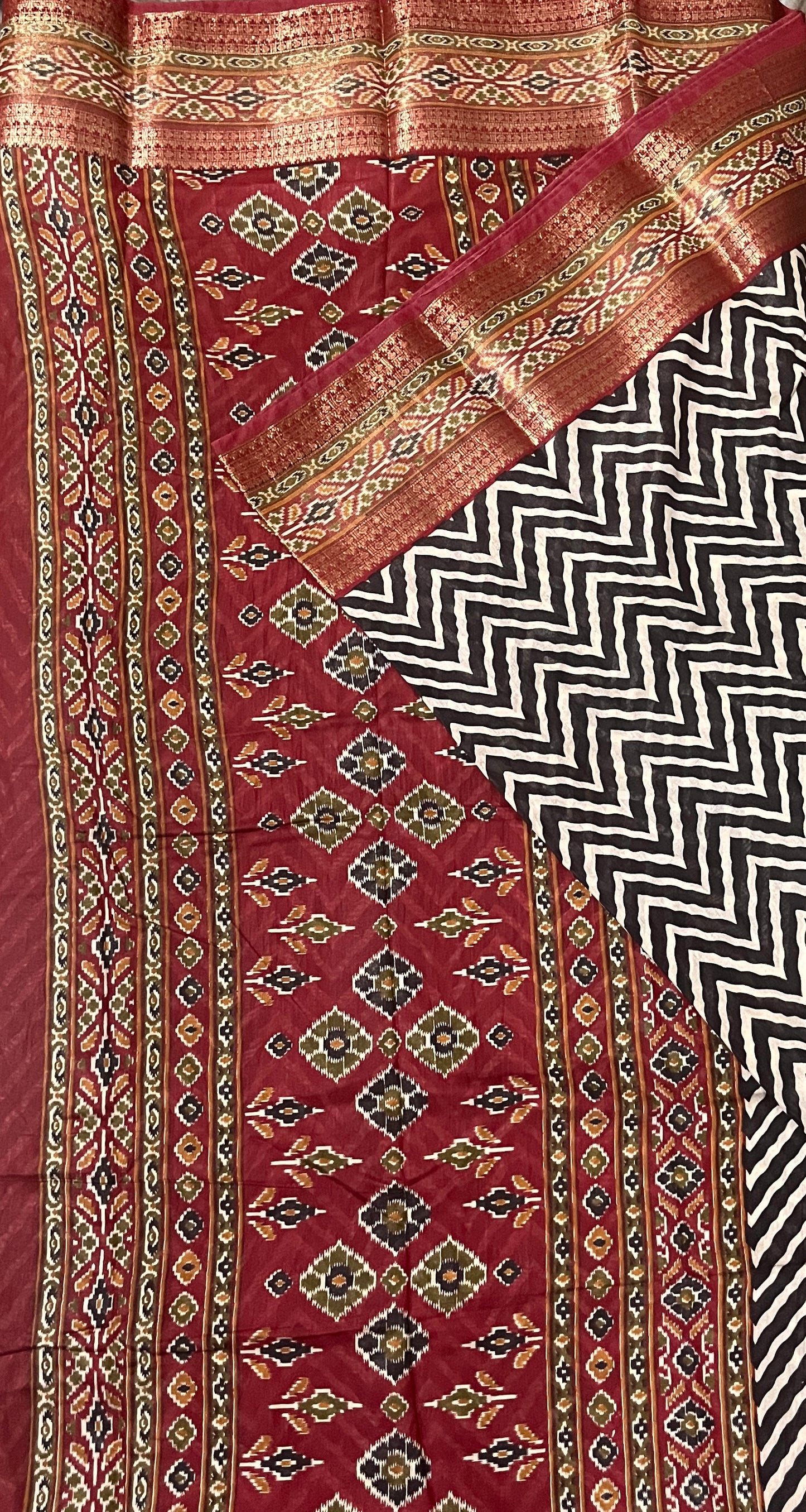 CAS194 - Black & White Chevron printed saree