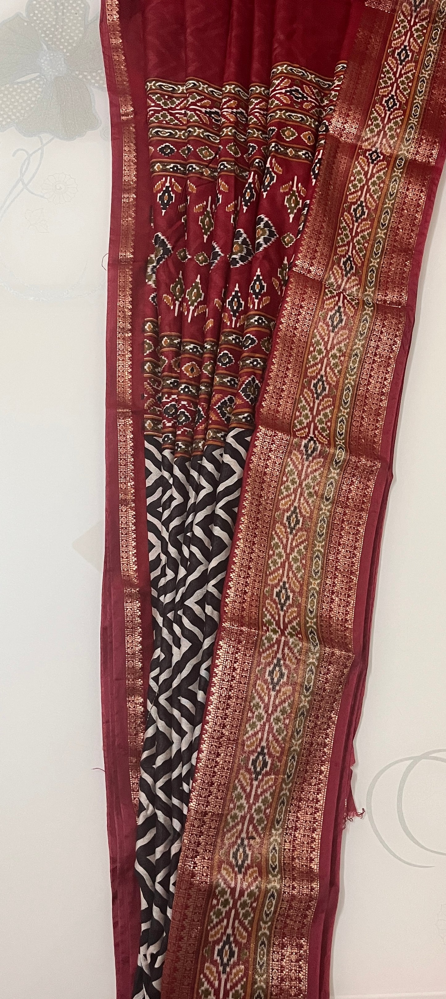 CAS194 - Black & White Chevron printed saree