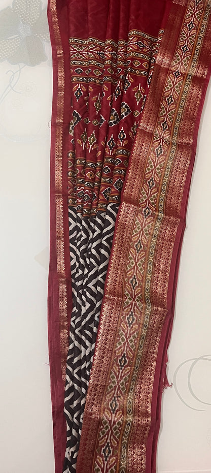 CAS194 - Black & White Chevron printed saree