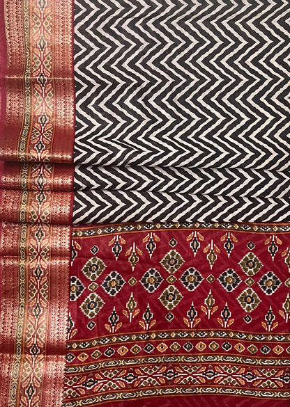 CAS194 - Black & White Chevron printed saree